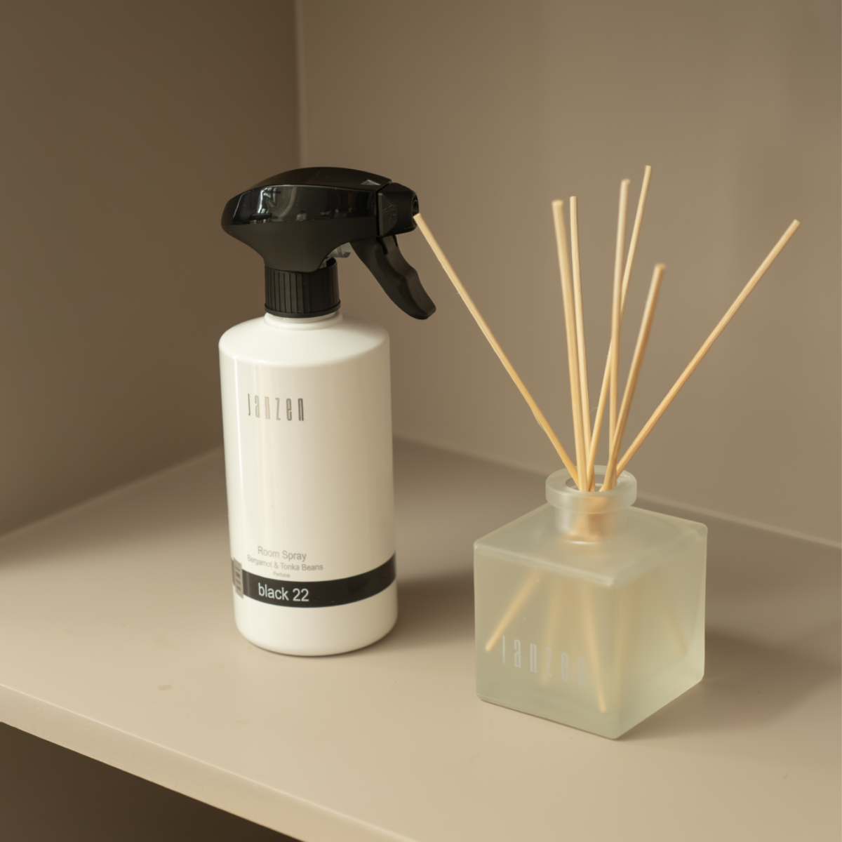 Janzen Room spray black 22