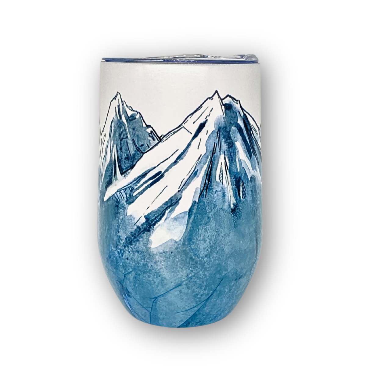 Thermobecher von ChicMic mit einem blauen Bergmotiv, ideal für den Kaffeegenuss unterwegs.