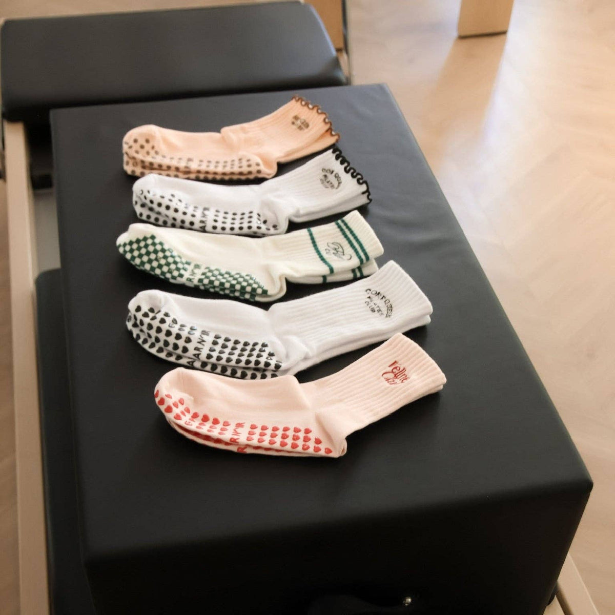 Bazaar Noir Grip Socken  "Hot Girl - Mindset"