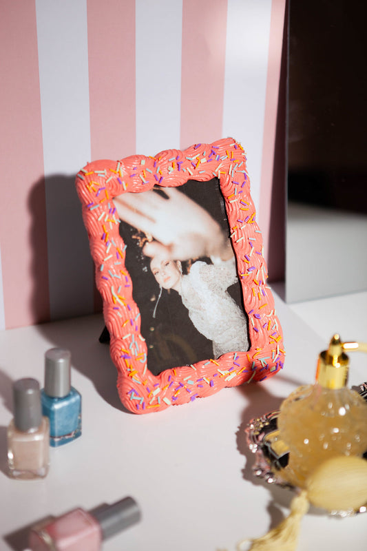 Bunter DOIY Bilderrahmen „Sweetie“ mit Zuckerguss-Design, perfekt für süße Erinnerungen auf jedem Tisch.